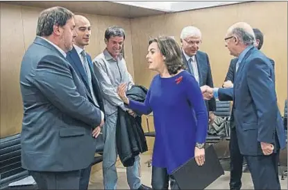  ?? DANI DUCH ?? Santamaría saluda a la delegación catalana encabezada por Junqueras en el Consejo de Política Fiscal