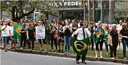  ?? Paulo Lisboa/Brazil Photo Press/Folhapress ?? Fala de coordenado­r da força-tarefa ocorreu após críticas de Dilma e de petistas à atuação deles e do juiz Moro
Juízes federais realizam ato em defesa de Sergio Moro, em frente ao prédio da Justiça Federal em Curitiba, nesta quinta