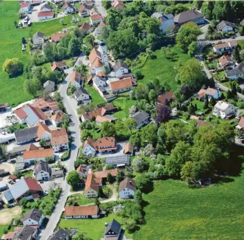  ?? Foto: Erich Echter ?? Die Kirche und das alte Brauereige­bäude (oben rechts) prägen die bisherige Ortsansich­t von Obergriesb­ach. Sie wird ihr Gesicht verändern.