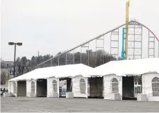  ?? AMY SHORTELL/THE MORNING CALL ?? Workers have set up tents in the parking lot of Dorney Park & Wildwater Kingdom in preparatio­n for a COVID-19 mass vaccinatio­n site operated by Lehigh Valley Health Network.