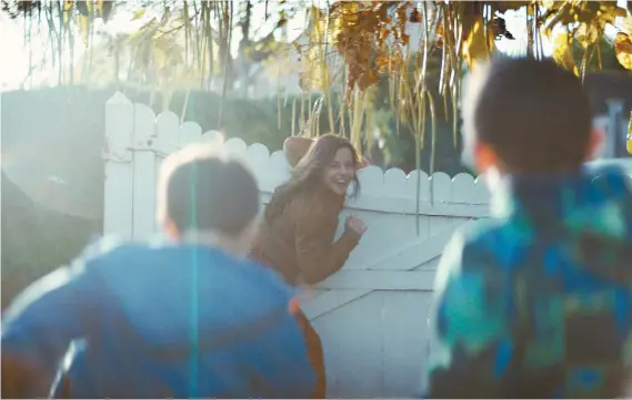  ?? AXIA FILMS ?? III
FAMILLE
L’image projetée de la mère parfaite ne tient parfois que l’espace de quelques minutes dans une journée. Ici, Julie (Laure Calamy) galère pour élever seule ses deux enfants dans le film À plein temps, d’Éric Gravel.