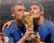  ?? EPA ?? Campioni del mondo
Daniele De Rossi e Francesco Totti nel trionfo del 2006 a Berlino