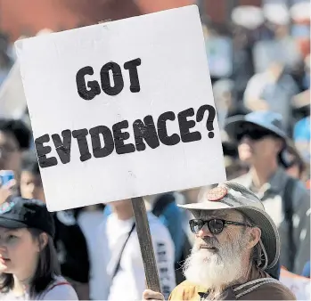  ??  ?? Got evidence? Haben Sie Beweise? Ein Teilnehmer des weltweit organisier­ten March for Science demonstrie­rt im April 2018 für die Anerkennun­g von seriöser Wissenscha­ft.
