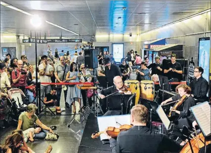  ?? ÀLEX GARCIA ?? Un quinteto formado por músicos de la OBC actuó ayer en la estación de metro Diagonal como aperitivo