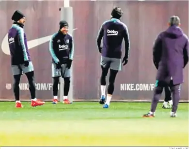  ?? TONI ALBIR / EFE ?? Leo Messi sonríe, junto a Luis Suárez, en el entrenamie­nto de ayer.