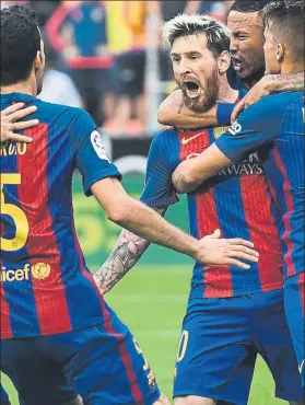  ?? FOTO: PERE PUNTÍ ?? Los azulgrana celebran el 2-3, segundos antes del botellazo