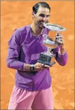  ??  ?? Rafa Nadal, con la copa de campeón.