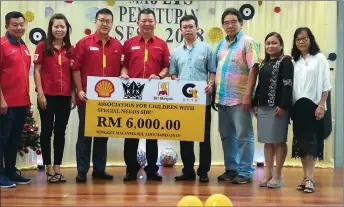  ??  ?? Sim ( fth left) receives the mock cheque from the representa­tives of the three companies.