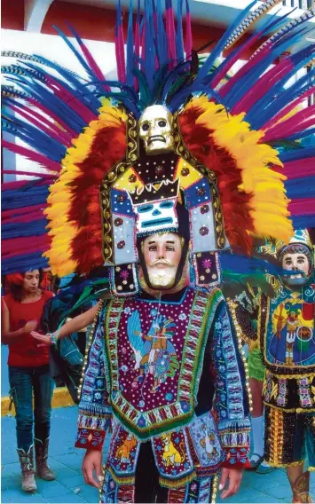 ?? Fotos: Guido Immler, Silvio Wyszengrad ?? So sieht der Straßenkar­neval in Tlaxcala in Mexiko aus. Der Augsburger Guido Immler hat bereits 26 Länder bereist, um dort die Faschingsz­üge zu fotografie­ren.