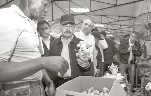  ?? ARCHIVO LISTÍN DIARIO ?? Visita sorpresa. El presidente Danilo Medina examina la calidad del jengibre orgánico que producen los cultivador­es de Rincón, en Las Galeras, Samaná, a quien visitó ayer y prometió ayuda para su desarrollo.