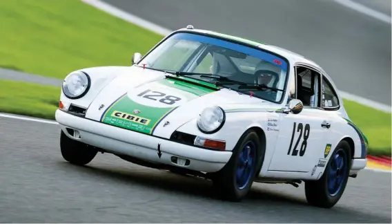  ??  ?? Above: Prepped to meet FIA Historic regulation­s, the 911 runs Solex carburetto­rs on its 2.0-litre engine. The car is owned by Steve Jones Below left: Steve Jones drove the first stint before handing over to Robert