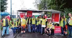  ?? Foto: Jens Reitlinger ?? Streikende Angestellt­e der Stadtwerke blockierte­n vor dem Betriebsho­f die Ausfahrt der Straßenbah­nen.