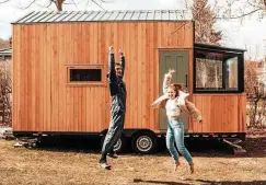  ?? FOTO: PHILIP STEUDING ?? Das Tiny House haben Philip Steuding und Lea Wölk in der Türkei bestellt und bauen es jetzt aus.