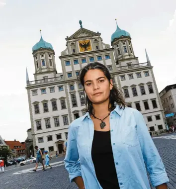  ??  ?? Auf dem Rathauspla­tz war die Augsburger Schülerin Aylin Yildiz schon bei einigen Demonstrat­ionen dabei. In den Ferien werden weitere Aktionen geplant. Foto: Klaus Rainer Krieger