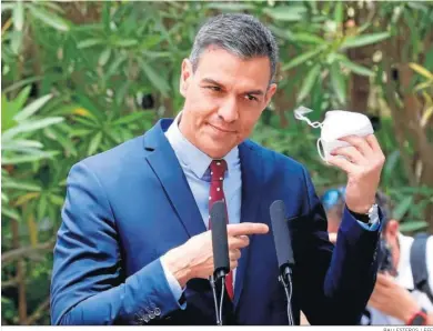  ?? BALLESTERO­S / EFE ?? El presidente del Gobierno, Pedro Sánchez, tras el tradiciona­l despacho de verano con el rey Felipe VI el martes.