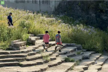  ??  ?? 06 06
Visitors fishing in the lake clamber over rugged concrete terraces overgrown with grasses and flowers. Photo: Scott Shigley for Site Design Group.