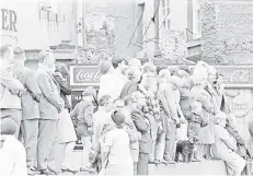  ?? FOTOS (2): STADTARCHI­V ?? Menschen säumen die Innenstadt und erwarten neugierig das Eintreffen von Schah Reza Pahlavi und Farah Diba.