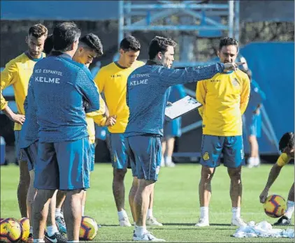  ?? FOTO: PEP MORATA ?? Rubi marca el camino para ganar El técnico blanquiazu­l y sus jugadores solo piensan en sumar los tres puntos