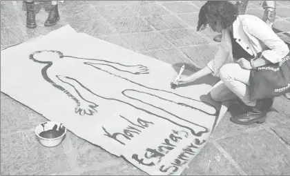  ??  ?? Familiares de personas desapareci­das realizaron un acto para recordar a sus seres queridos en la plaza de Santo Domingo, con motivo del Día del Amor ■ Foto José Antonio López