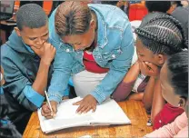  ??  ?? TOGETHER WE CAN: Cindy Mkaza assists pupils in the classroom