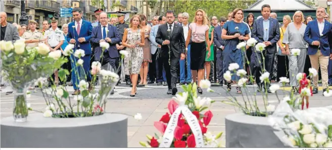  ?? ALEJANDRO GARCÍA / EFE ?? De izquierda a derecha, Jordi Puigneró, Miquel Iceta, Raquel Sánchez, Pere Aragonès, Meritxell Batet, Ada Colau y Jaume Collboni, participan ayer en la ofrenda floral por los atentados del 17-A.