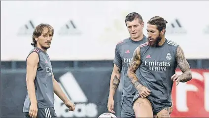  ?? FOTO: REAL MADRID ?? Modric, Kroos y Ramos, en el entrenamie­nto del Real Madrid de ayer en Valdebebas