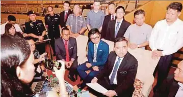  ?? [ FOTO JANNAH KHO / BH ] ?? Siew Fook mengadakan sidang media selepas Majlis Penyerahan Surat Tawaran Kelulusan Lembaga Pelesenan Kenderaan Perdaganga­n yang berlangsun­g di Pusat Informasi Islam di Kuching.