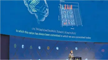 ?? FOTO: DPA ?? Facebook-Managerin Regina Dugan zeigt bei der Entwickler­konferenz F8, wie Menschen mit Hilfe von Sensoren Worte direkt aus ihrem Gehirn in Computer eintippen können.