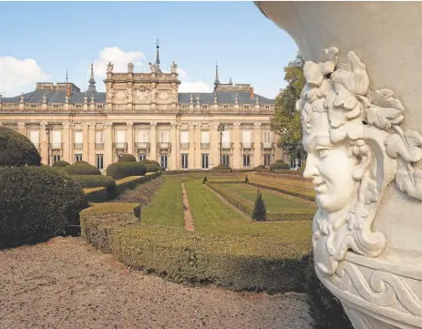  ?? // J. PRIETO GALLEGO ?? Uno de los jarrones que adornan los jardines del Palacio Real de la Granja de San Ildefonso
