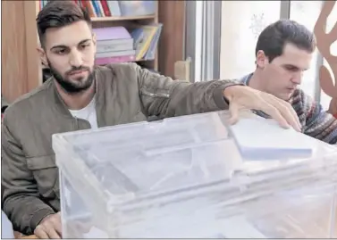  ??  ?? PRESIDENTE. AS acompañó a Marc Navarro durante su tarea electoral en la Escola Boix de Badalona.