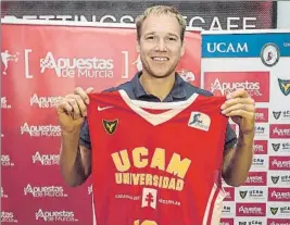  ?? FOTO: EFE ?? Con su nueva camiseta. Oleson abre una nueva etapa en Murcia