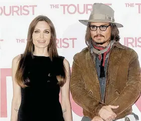  ??  ?? JUNTOS. Johnny y Angelina participar­on juntos en el filme “El Turista” rodado en Venecia, donde hicieron buena química.