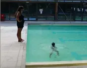  ?? (Photos A.D.S) ?? Pendant les premières inscriptio­ns, les enfants ont pu effectuer des tests en eau avec l’aide de Tracy.