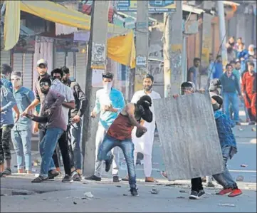  ?? WASEEM ANDRABI /HT PHOTO ?? Kashmiri youth clash with policemen during a protest in Srinagar, on Friday.