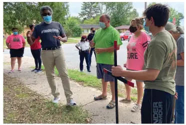  ?? (Pine Bluff Commercial/Byron Tate) ?? Roosevelt Brown, one of the organizers of a prayer event Saturday, talks to about a dozen people who showed up, thanking them for coming and telling them that God answers prayers.