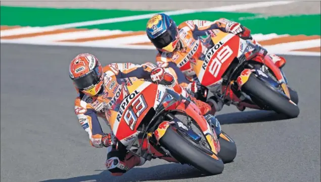  ??  ?? Marc Márquez y Jorge Lorenzo, durante los terceros entrenamie­ntos libres del GP de la Comunidad Valenciana el 15 de noviembre de 2019.