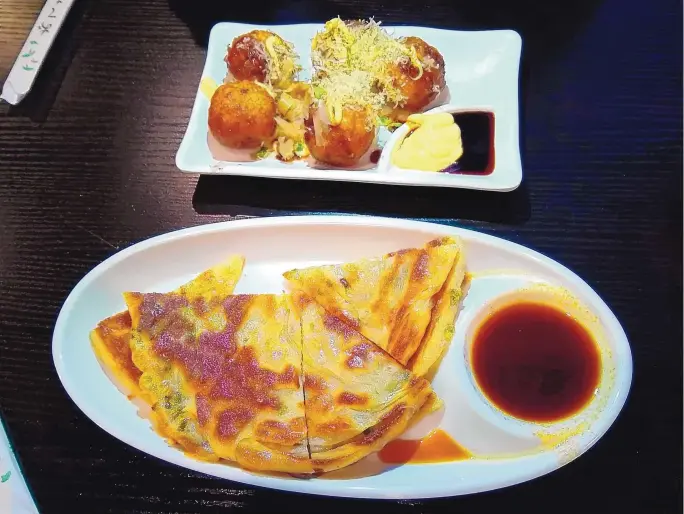  ?? RICHARD S. DARGAN/FOR THE JOURNAL ?? Appetizers at Fun Noodle Bar include scallion pancakes (foreground) and takoyaki octopus balls.