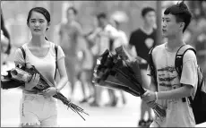  ?? YI SHENG / FOR CHINA DAILY ?? Vendors sell roses during the traditiona­l Chinese festival of Qixi, or the Chinese Valentine’s Day, last Tuesday in Jinan, capital of Shandong province.