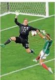  ?? FOTO: GRITS/DPA ?? Der starke Marc-André ter Stegen, hier gegen Chicharito, rettete mehrfach in höchster Not.