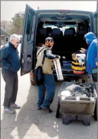  ?? AP/MATT O’BRIEN ?? Riders load tools into Vin McAloon’s taxi in New Shoreham, R.I., earlier this month. McAloon, Block Island’s retired police chief, drives one of two taxis that operate year-round on the island.