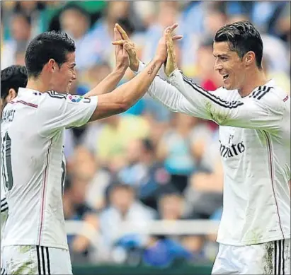  ?? MIGUEL RIOPA / AFP ?? James Rodríguez és felicitat per Ronaldo després del 0-2 marcat pel colombià a Riazor