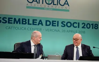  ??  ?? Passaggio finale Minali, a sinistra, e Bedoni all’assemblea dei soci di Cattolica