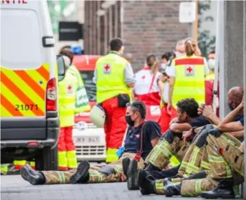  ?? FOTO JAN VAN DER PERRE ?? De brandweer blaast uit. Sommigen hebben met hun handen puin geruimd.