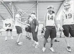  ?? GARY YOKOYAMA THE HAMILTON SPECTATOR ?? Eleanor greets McMaster players along the sidelines.