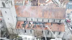  ?? FOTO: FEUERWEHR WANGEN ?? Die Ravensburg­er Kirche St. Jodok wird bei einem Brand am 10. März stark beschädigt. Der Brandstift­er hat offenbar einen widersprüc­hlichen Charakter.