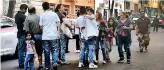  ?? AP ?? El sismo hizo revivir los temores de cientos de personas que salieron a las calles.