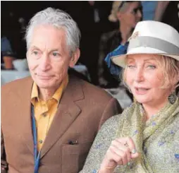  ?? // AFP // AFP ?? Charlie Watts, el primero por la izquierda, con el resto de los Rolling Stones en julio de 1965
El músico, junto a su mujer, Shirley, en 2012 en la ciudad polaca de Janow Podlaski