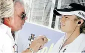  ?? DPA-BILD: HEYDER ?? Bild aus dem Jahr 2008: Keke Rosberg (links) spricht vor dem Start zum Großen Preis von Europa mit seinem Sohn Bico.