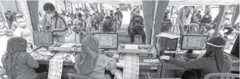  ?? GUSLAN GUMILANG/JAWA POS ?? DEMI PENDAPATAN DAERAH: Kantor Samsat Surabaya Barat tetap melayani para wajib pajak. Mereka menerapkan protokol kesehatan.