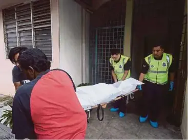  ?? PIC BY SHAHNAZ FAZLIE SHAHRIZAL ?? Police removing the victim’s body from his flat unit in Bukit Mertajam on Saturday.